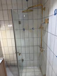 Glasbrusevæg med dør og messingbeslag