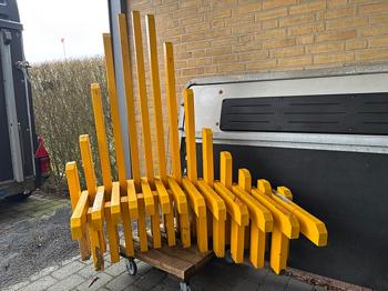 Gul havebænk inspireret af London