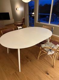 GRATIS Rundt spisebord med tillægsplade