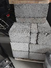 Lecablokke kun brugt til understøtning af bil.