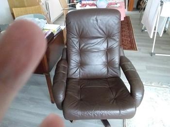 Brun læder hvilestol med polstret ryglæn og armlæn
