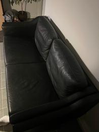 Klassisk sort lædersofa.GRATIS