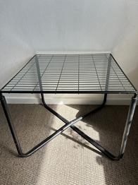 Glas sofabord med sort metalstel