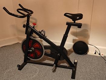 Spinningcykel med justerbart sæde og styr