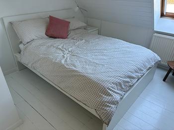 IKEA seng i hvid med lamelbund, 200 x 140 cm