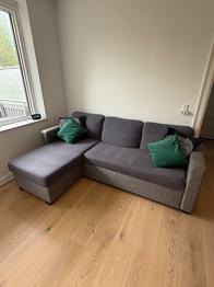 Flot grå hjørnesofa med chaiselong – inkl. puder og betræk