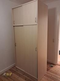 Klædeskab med skydedøre