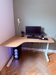 Buet skrivebord med justerbare ben