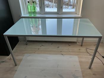 Skrivebord gives væk