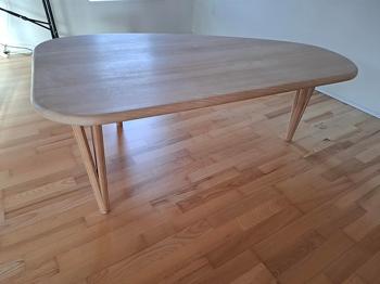 Ludet sofabord I bøgetræ.