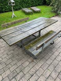 Havebord med fastmonterede bænke
