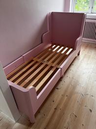 IKEA Busunge juniorseng rosa med sengebund