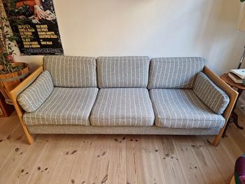 Sofa i flot gråt stribet stof og træ