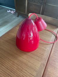 Rød Loftlampe gives væk