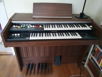 Elektronisk orgel med dobbelte klaviaturer og pedaler