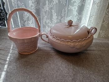 2 lyserøde pynte ting.