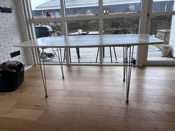 Spisebord med 2 tillægningsplader