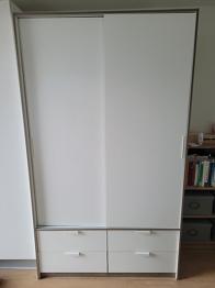 Garderobeskab med skydedøre og 4 skuffer