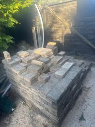 Grå belægningssten på palle