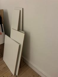 Hvide træplader i forskellige størrelser