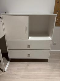 Hvidt opbevaringsskab med skuffer og låge